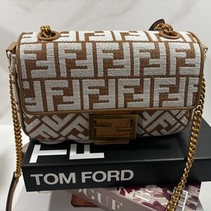 BRAND NEW AUTHENTIC MIDI FENDI BAUGETTE SHOULDER BAG